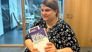 <p>Mitherausgeberin Sabrina Kirschner stellt in einem Gespräch mit dem GrenzEcho „Speak Up! – Zum Umgang mit Fake News und Hate Speech“ vor.</p>