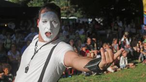 <p>Clown „Agro“ holt sich seine Mitspieler aus dem Publikum.</p>