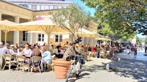 <p>Am Elisenbrunnen besteht teilweise ein Durchfahrtsverbot, hier kann man im Freien die Stadt in Ruhe genießen.</p>