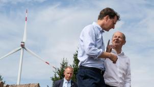 <p>Bundeskanzler Olaf Scholz (rechts) und NRW-Ministerpräsident Hendrik Wüst unterhalten sich sich bei ihrem Besuch eines Bürgerwindparks im Simmerath.</p>