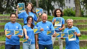 <p>Nenja Ziesen (untere Reihe, zweite von links), Rolf Frankenberger und Cengiz Uluğ (untere Reihe, dritter und vierter von links) freuen sich mit Vertretern des städtischen Orga-Teams auf die dritte Auflage des „Festivals der Vielfalt“.</p>