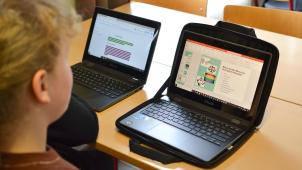 <p>Eine Schülerin des Königlichen Athenäums St.Vith bei der Nutzung des Laptops im Unterricht.</p>