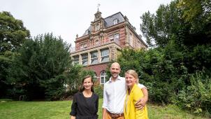 <p>Freuen sich auf den Tag des offenen Denkmals am 10. September: (v.l.) Stadtkonservatorin Monika Krücken mit Robert und Jenna Prahl vor der Villa Monheim. Führungen durch die Villa, die derzeit umfassend saniert wird, gehören zum Programm des Denkmaltags.</p>
