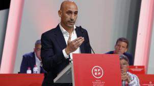 <p>Luis Rubiales, Präsident des spanischen Fußballverbandes RFEF, spricht bei der Außerordentlichen Generalversammlung des Verbandes in Madrid. Rubiales hat nach dem Kuss-Eklat einen Rücktritt als Präsident des spanischen Fußballverbandes RFEF abgelehnt.</p>