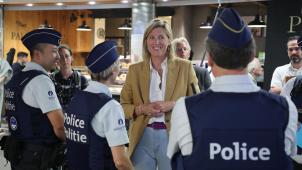 <p>Innenministerin Annelies Verlinden spricht mit Beamten bei der Polizeiaktion im Bahnhof Brüssel-Süd.</p>