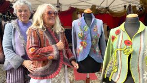 <p>Farbenfrohe Jacken aus Filz kamen bei den Besucherinnen besonders gut an.</p>