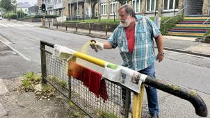 <p>Erwin Radermacher ist der Zustand des Sicherheitsgeländers am Lascheterweg ein Dorn im Auge.</p>