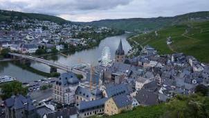 <p>Blick von der Burg Landshut, von wo dieses Jahr wieder ein Feuerwerk abgeschossen wird, auf die Moselstadt Bernkastel-Kues.</p>