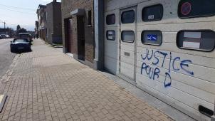 <p>„Justice for D“ steht auf einer Garage in Herstal.</p>
