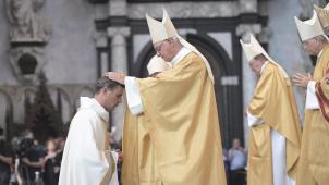 <p>Mit seiner Berufung zum Erzbischof und Primas ist Luc Terlinden (l.) der erste im Amt, der seit der Reorganisation des Erzbistums Mecheln-Brüssel vor rund sechs Jahrzehnten auch in der Rombouts-Kathedrale selbst geweiht wurde.</p>