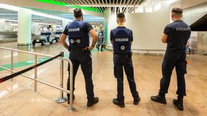 <p>Zollbeamte stehen am Flughafen in Zaventem.</p>