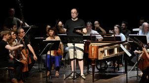 <p>Alexander Melnikov moderiert das Konzert im Stil von Leonard Bernstein.</p>