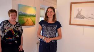 <p>Die Malerinnen Dorothee Knauf (links) und Vanessa Kohnen zeigten insgesamt 45 Exponate im Hof Bütgenbach.</p>