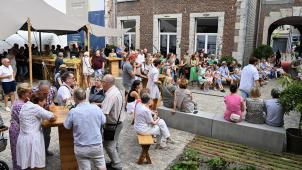 <p>Ein gut besuchter Innenhof am Sonntag</p>