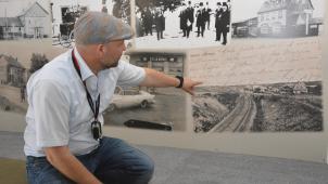 <p>Einen ebenso überraschenden wie konzeptionell schlüssigen Blick auf die wechselvolle Geschichte einer Ortschaft und Bevölkerung an der Grenze eröffnet der Besuch der Ausstellung im Obergeschoss des alten Zollhauses.</p>