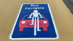 <p>Die Bezeichnung „Rue cyclable“ soll wieder vom Motiv verschwinden.</p>