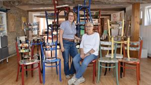 <p>50 Jahre kreatives Schaffen im Atelier Kunst und Bühne – das will gefeiert werden. Elisabeth Mélard-Miessen (rechts), die von Anfang an mit dabei ist, und Koordinatorin Simone Vomberg freuen sich auf den Tag der offenen Tür.</p>