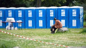 <p>Bei Festivals, in Schulen oder entlang von Autobahnen wird der Urin gesammelt. Die Verarbeitungskapazität soll pro Produktionsstätte 1 Mio. Liter betragen.</p>