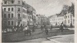 <p>Einen Blick auf den Marktplatz bietet diese alte Postkarte aus dem Jahr 1921 – links das Café „Zum goldenen Anker“.</p>