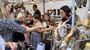 <p>Kunsthandwerk und lokale Produkte gibt es an den Marktständen zu entdecken.</p>