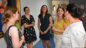 <p>Ministerin Lydia Klinkenberg im Austausch mit einigen Schülerinnen, die die eine Woche in Lüttich genutzt und mit Blick auf ein Weiterstudium in einem Immersionsförderkurs ihre Französischkenntnisse aufgefrischt haben.</p>