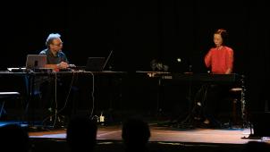 <p>Der Lütticher Komponist Claude Ledoux und Pianistin Nao Momitani auf der Schlachthof-Bühne.</p>