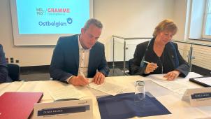 <p>Danièle Bayers, Direktorin von HELMo Gramme undMinisterpräsident Oliver Paasch bei der Unterzeichnung des Abkommens.</p>