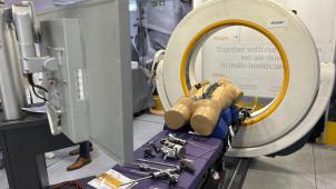 <p>Mit dem sogenannten Airo® CT verfügen die Chirurginnen und Chirurgen ab sofort über ein Gerät, das in Verbindung mit einem hochmodernen Navigationssystem eine herausragende und schnelle Bildkontrolle während des Eingriffs ermöglicht.</p>