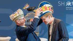 <p>Wolfgang Hyrenbach (links), Vorsitzender des Aachener Karneval Vereins (AKV), setzt Daniel Günther (CDU), Ministerpräsident Schleswig-Holsteins, die Ritterkappe seines Vereins auf. Günther wird im Januar 2024 der 74. Träger dieser Auszeichnung, wenn er zum Ritter wider den tierischen Ernst geschlagen wird.</p>
