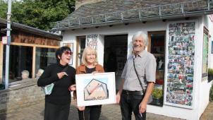 <p>Klaus Klinger, die Künstlerin Justuh und Vereinspräsidentin Leonie Simons zeigten sich bei der Vernissage bestens gelaunt.</p>