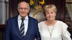 <p>Weder Guido Halmes noch Walburga Hennes stammen aus Bütgenbach, dennoch lernten die beiden sich auf der Kirmes in ihrem späteren Wohnort kennen. Am 28. September 1963 traten sie in Büllingen vor den Traualtar.</p>
