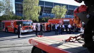 <p>Die Feuerwehrleute schauen sich die Geräte der Kollegen an und kommen miteinander ins Gespräch.</p>