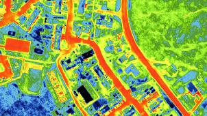 <p>In Zeiten hoher Energiepreise stehen Hausbesitzer vor großen Herausforderungen. Kosten sparen ist angesagt – thermografische Prüfungen machen Energieverluste sichtbar: Rot sind jene Bereiche, die warm sind. Da verpufft im Winter teure Energie. Für knapp die Hälfte der rund 9.300 Haushalte auf Eupener Stadtgebiet wird nun eine Aufnahme wie diese erstellt.</p>