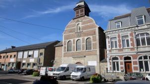 <p>Außen eher unscheinbar an der Straße gelegen ist die Kirche von Dolhain innen ein Kleinod.</p>