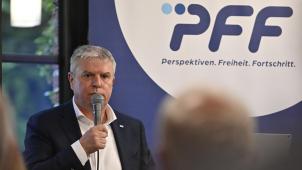 <p>Gregor Freches am Freitagabend im Eupener Atelier: Der 60-Jährige führt die PFF-Liste bei den nächsten Gemeinschaftswahlen an.</p>