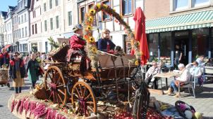 <p>Bunt geschmückte Wagen gehören wie mächtige Kaltblüter und Traktoren zum Erntedankfest.</p>