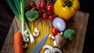 <p>Die Ernährung beeinflusst das Körpergewicht maßgeblich.</p>