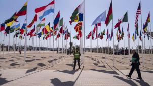 <p>Sicherheitskräfte stehen vor dem Kongresszentrum in Marrakesch (Marokko), in dem die Jahrestagung des IWF und der Weltbank stattfindet.</p>