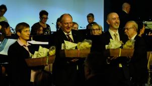<p>Präsente für die drei Dirigenten: Ulla Rauw, Jan Kaivers und Frédéric Collinet zeigten sich am Sonntagnachmittag äußerst zufrieden mit den Leistungen ihrer Musiker.</p>