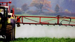 <p>Ein Landwirt versprüht Pflanzenschutzmittel auf einem Feld.</p>