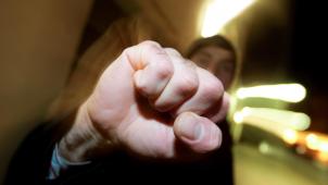 <p>Weil er seinen Kontrahenten im vergangenen Dezember auf dem Albertplatz in einen vegetativen Zustand prügelte, muss ein 34-jähriger Mann aus Malmedy fünf Jahre hinter Gitter, davon eins mit Aufschub.</p>