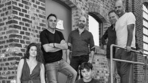 <p>Geballte Bühnenerfahrung: Stephan Klinkenberg (hinten, von rechts), Philippe Reul, Daniel Chavet und Pascal Den Tandt treten mit Jana Laschet und Adrian Cormann auf.</p>