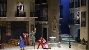 <p>Ensembleszene der sehr heiteren Inszenierung von Rossinis Il Barbiere di Siviglia in Lüttich</p>