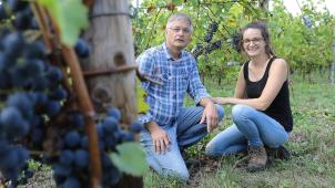 <p>Sie zählen zu den bekanntesten Winzer in Luxemburg: Laurent Kox sowie seine Tochter und Nachfolgerin Corinne erzeugen auf ihrem Gut in Remich auch Rotweine.</p>