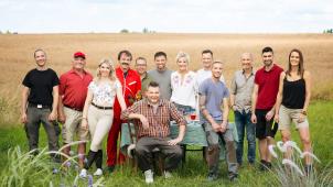 <p>Zwölf Landwirte sind Teil der 19. Staffel von „Bauer sucht Frau“ bei RTL. Zu ihnen gehört auch Patrick aus der belgischen Eifel (5.v.r.), der auf diesem Foto neben Moderatorin Inka Bause abgebildet ist.</p>
