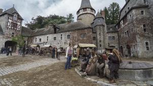 <p>Die Hergenrather Eyneburg als Filmset: Ein 150-Personen-Tross schuf einen Tag lang für Dreharbeiten zur Horror-Serie „Hameln“ Mittelalter-Stimmung.</p>