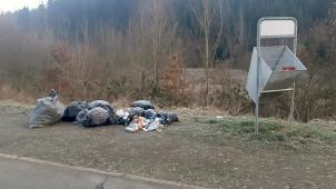 <p>Die Müllfangkörbe in der Gemeinde Burg-Reuland, hier jener am Eulenstein, werden leider regelmäßig für die Entsorgung von Haushaltsmüll missbraucht. Nun konnten einige Übeltäter ermittelt werden.</p>