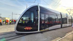 <p>Die Lütticher Trambaustelle kommt einfach nicht aus den Schlagzeilen heraus. Nun soll die Erweiterung der Straßenbahnlinie bis Seraing wegen überhöhter Forderungen seitens des beauftragten Konsortiums in Gefahr sein.</p>