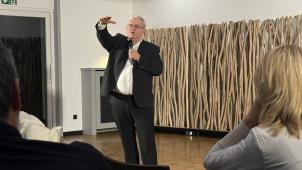 <p>ingo Leipner hielt ein flammendes Plädoyer für Bildschirmfreie Kindergärten und Grundschulen.</p>
