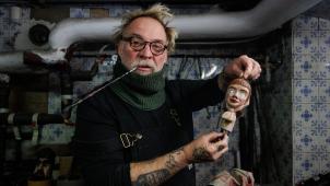 <p>Bouli Lanners auf neuen Wegen: Das Bild zeigt ihn dieser Tage bei der Restaurierung einer Puppe.</p>